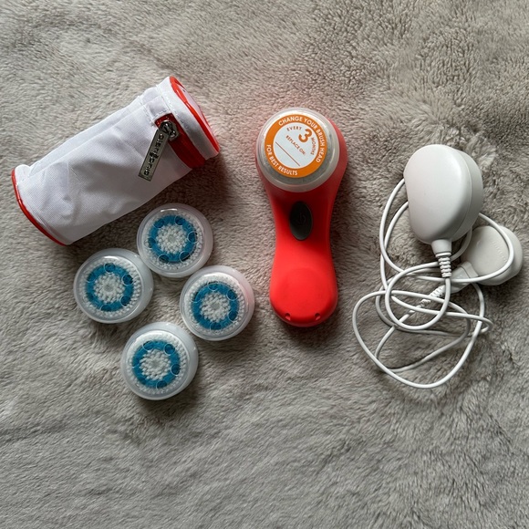Clarisonic Mia with 5 Unused Brush Heads and Brush Case - Picture 1 of 6